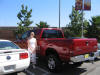Amy en een big pick-up truck op de parkeerplaats bij het hotel in Anaheim